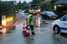 Tief peter bringt weitere unwetter. Vollgelaufene Keller Oder Uberschwemmte Strassen Das Unwetter In Norddeutschland Halt Die Feuerwehr Auch Am Freitag Noch Auf Trab Stuttgarter Zeitung
