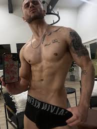 Let me be your tatted daddy 😈 : uv4lenci