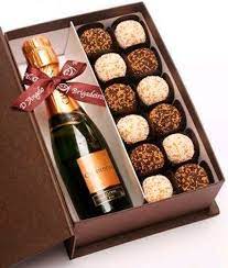 Você pensa em comprar um ovo de páscoa pronto ou se quer fazer um do zero, uma opção criativa é fazer um ovo com uma surpresa dentro, tipo aqueles que compramos geralmente para crianças, mas em uma versão que irá agradar o seu/sua namorado/a. Caixinhas Surpresas Para Namorado Ideias Lindas Para 2020 Caixinha Surpresa Para Namorado Presentes De Comida Chocolate Para Presente