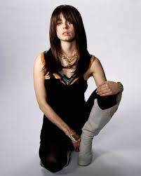 Starring jennifer beals, leisha hailey, laurel holloman, mia kirshner, katherine moen… Mia Kirshner Is Jenny Schecter In The L Word Mia Kirshner The L Word Jennifer Beals
