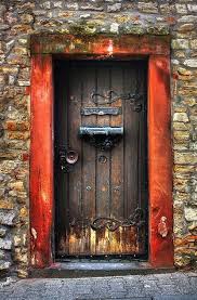 Alte Tur Mit Den Eimern Als Raumteiler Am Kamin Bett Eimern Kamin Raumteiler Alte Tur Fenster Und Turen Alte Turen