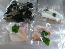 La cottura sottovuoto a bassa temperatura è un'innovativa tecnica utilizzata sempre più in tutto il mondo professionale per cucinare il cibo in maniera sana, preservando le qualità nutritive degli alimenti ed esaltando il gusto e i sapori di ogni tipo di cibo. Cottura A Bassa Temperatura Del Pesce Molluschi E Gamberi