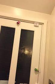 Schlafzimmer ganz romantisch herrichten, rosenblüten auf dem bett verteilen. 21 Grenzgeniale Streiche Die Auch Du Mal Deinen Mitbewohnern Spielen Solltest Streiche Beste Streiche Mitbewohner Streiche