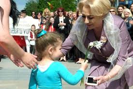 Vestea numirii fostului premier viorica vasilica dancila in functia de consilier pe probleme de strategie la banca nationala a romaniei nu e o gluma tarzie de 1 aprilie. De Ce Nu A FÄƒcut DÄƒncilÄƒ NiciodatÄƒ Un Copil Cum AratÄƒ Victor Copilul Infiat De Premier Pe Cand Avea 26 De Ani SoÈ›ul Nu A Fost De Acord Foto