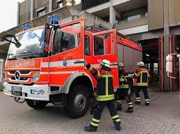 Dort ist eine person nach einem verkehrsunfall in einem fahrzeug eingeklemmt. 112 Feuerwehr Im Einsatz Staffel 3 Episodenguide Fernsehserien De