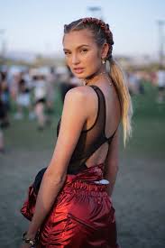 victoria s secret model romee strijd kam mit flechtfrisur zum festival dafur auf beiden seiten einen ho music festival outfits festival outfits rave outfits