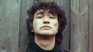 Но этот музыкант никому не интересен, а поэтому он скорее поэтическая метафора, вынесенная в название фильма. V Oficialnoj Versii Gibeli Viktora Coya Nashli Nestykovki