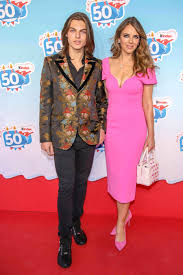 The hollywood actress, 55, proved that she's making the most of the uk mini. Elizabeth Hurley Son Damian Speak Out After Suicide Death Of His Father Steve Bing Wonderwall Com