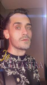 LA GATASTRA. EPISODIO 4. Después del banquete que se dio #Tori por recoger  su 💩 el pobre ruega por unas sobras de pollo, pero Edgardo le tiene algo  mucho más rico #FreeTori #PrayforTori #LaGatastra