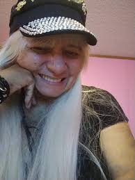 Could anyone reccomend a good psychic please that does home readings/party?