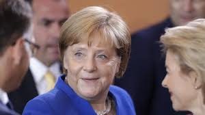 98 prozent der deutschen kennen seinen namen. Merkel Macht Ihre Termine Bei Promi Friseur Udo Walz Selbst B Z Berlin