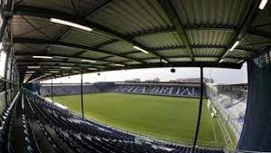 Von der damaligen bausubstanz, bestehend aus einer 80 meter breiten unüberdachten tribüne, einem hartplatz und einer aschenbahn, existiert nichts mehr. Sv Wehen Bleibt In Der Brita Arena Wiesbaden