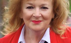 Gavin and Stacey: Gillian Elisa yn hel atgofion ar drothwy'r bennod olaf