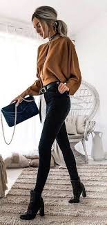 Black And Brown Outfits Women Fall Outfits Women S Brown Long Sleeved Shirt Black Pants And Black Chunky Heeled Boots Stunning Outfits Fashion Autumn Fashion