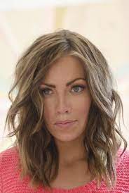 Medium Wavy Hairstyle For Women Over 40 Hair Styles Shoulder Length Layered Hair Medium Hair Styles
