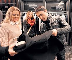 Юрий шатунов дом в германии. Yurij Shatunov V Zhenskom Bele Ya Ne Razbirayus Ekspress Gazeta