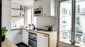 Monté sur quatre roues à sous le plan de travail en longueur, aucun meuble, de manière à ranger les tabourets et à circuler confortablement , sachant qu'il faut compter un espace de. Cuisine En L Inspirations Pour Bien L Amenager Cote Maison