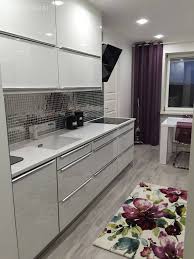 High Gloss Cabinets Bring This Small Kitchen To Life Http Na Rehau Com Brilliant Beyaz Mutfaklar Beyaz Mutfak Dolaplari Mutfak Ic Dekorasyonu
