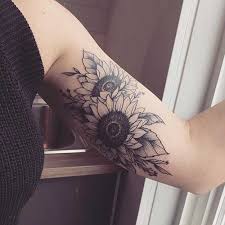 As cores leves e divertidas usadas na tatuagem ajudam a criar uma aura divertida e otimista no design que produz sentimentos de otimismo. 35 Modelos De Tatuagens De Girassol Lindas Para Voce