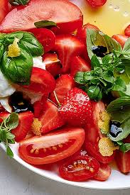 Salade De Tomates Aux Fraises Et A La Mozzarella Recept Aardbeien Mozzarella Voedsel Ideeen