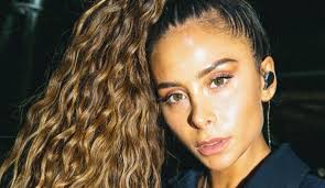 Camila gallardo debutó en la sexagésima versión del festival de viña del mar, logrando emocionar a un público que cayó rendido a sus pies ante su primera canción un poco más de frío. El Comentado Nuevo Look De Cami Gallardo A La Rapunzel