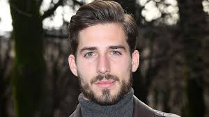 Esther sedlaczek ist die älteste tochter des schauspielers sven martinek und hat fünf halbgeschwister. Fussball Flirt Tv Reporterin Liebt Bundesliga Star Promiflash De