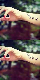 Niedliche Kleine Fliegende Vogel Spatz Silhouette Handgelenk Arm Tattoo Ideen Fur Frauen With Images Bird Tattoos Arm Bird Tattoos For Women Small Bird Tattoos