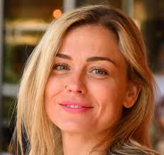 Laure Boulleau sexy en bikini rose : l'animatrice enflamme Saint-Barth...  et Instagram 😍 La photo en 1er commentaire