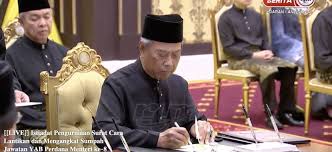 Saarani akan mengangkat sumpah pada pukul 11 pagi esok di istana iskandariah di ipoh, perak. Selesai Angkat Sumpah Muhyiddin Kini Secara Rasmi Pm Ke 8 Semasa Mstar