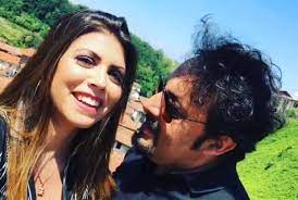 Jun 19, 2021 · in ballo ci sono progetti top secret che per il momento la compagna di enrico brignano preferisce non svelare. Flora Canto Compagna Di Enrico Brignano Eta Carriera E Uomini E Donne