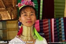 Wearing Rings To Have A Giraffe S Neck In Thailand Baan Tong Luang Village Long Neck Women In Thailand Women Thailand How To Wear Rings