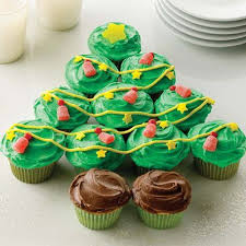 Sapin De Noel Avec Des Cuocakes Assembles Ils Ont Assemble Des Cupcakes Et En Ont Fait De Magnifiques Gateaux Pour No Gateau Noel Cupcake Noel Cuisson De Noel