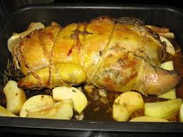 La faraona è un volatile che si presta a numerose ricette, soprattutto nel periodo natalizio ed è particolarmente gettonata sulle tavole del nel nord italia. Faraona Disossata Ripiena Con Contorno Di Mele Verdi Bluaragosta