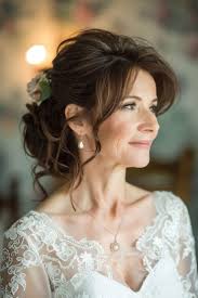 17 Simple & Stunning Hairstyles for the Mother of the Bride