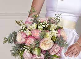 In 2019, brides and groom are opting for greener weddings with more functional favors, seating charts, headpieces and more. Wedding Flower Trends 2019 Wedding Market
