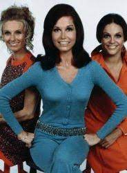 That brunette was mary tyler moore, and a film crew (using hidden equipment in order to be unobtrusive and keep the scene more natural) was recording her hat toss for the opening credits of. The Mary Tyler Moore Show Tv Serie 1970 Filmstarts De