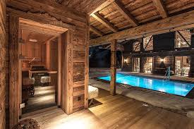 Luxus Chalet Schmiedalm Saalbach Hinterglemm Aussenansicht Mit Pool Und Blick In Die Sauna Chalet Design Winterhaus Scheune Wohnen
