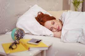 Ähnliche bilder von istock mehr. Attraktive Rothaarige Frau Im Bett Mit Einem Heiteren Lacheln Auf Ihrem Gesicht Schlaft Und Ein Wecker Auf Dem Tisch Neben Lizenzfreie Fotos Bilder Und Stock Fotografie Image 54149207