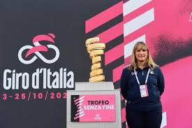 Según eurosport el ganador de la corsa rosa se lleva 115.668 euros, unos. Cuanto Dinero Gana El Campeon Del Giro De Italia 2020