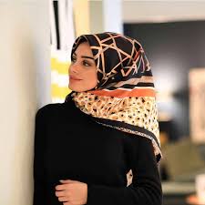 Eda Ozkaya Adli Kullanicinin Sal Ve Esarp Panosundaki Pin Basortusu Modasi Moda Stil