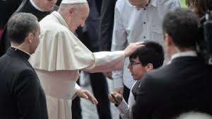 Nu am urmărit îndeaproape etapele vizitei papei francisc, dar este evident că a avut un ecou în rândul populației prin mediatizarea excesivă și foarte bine calculată, chiar înainte de sosirea în românia. Vizita Papei Francisc In Iasi S A Incheiat A Recitat Din Eminescu Si A Salutat Multimea In Limba Romana Foto Video Mobile