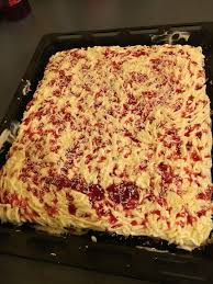 Hallo selisa und wandervogel, danke für euren zuspruch, es gibt wohl kaum was ich habe den kuchen heute ausprobiert und das blech war ruck zuck geputzt ist sehr gut angekommen. Spaghetti Blechkuchen Von Julimond1920 Chefkoch Rezept Blechkuchen Spaghetti Torte Spaghettikuchen