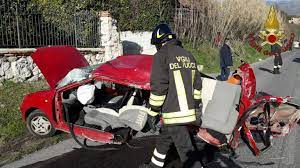 È accaduto all'alba chiusa via roma per consentire i rilievi, sull'incidente stanno terminando gli accertamenti i carabinieri della tenenza di guidonia e quelli del nucleo. Tremendo Incidente A Guidonia Tra Due Auto Una Si Disintegra Gravissimi I Conducenti