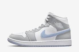 En 1985, la sortie de celle par qui tout a commencé entraînait un changement de paradigme dans l'univers de la chaussure. Air Jordan 1 Mid Womens Grey Blue Bq6472 105 Sneakernews Com