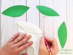 To make this paper plate flower craft, children paint and add glitter to a paper plate. Paper Plate Flower Craft For Kids Red Ted Art Make Crafting With Kids Easy Fun