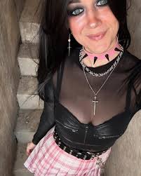 You'd definitely look awesome in cosplay outfits, your so beautiful! Do you  have one in mind that you'd really like to try on?