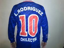 En la mañana, los gestos corrieron por parte del equipo femenino y, esta tarde, el plantel masculino hará lo propio utilizando una inédita camiseta negra, para reflejar el luto de la institución, la que. Camiseta U De Chile Leo Rodriguez Ano 96
