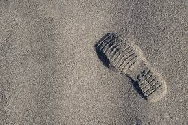 Ich ging am meer entlang mit meinem herrn. Ein Schuhabdruck Auf Dem Strandsand 2045293 Stock Photo Bei Vecteezy