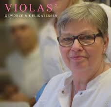 ☆ WIR SUCHEN SIGRUN 2.0 ☆ 1997 eröffnete Viola Fuchs den ersten VIOLAS'  Store am Eppendorfer Baum, nach vielen erfolgreichen Jahren folgte 2013 die  Gründung der VIOLAS' GmbH zur Vermarktung des Franchisekonzeptes.