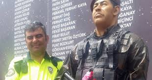 Beyoglu Nda Gorevli Trafik Polisi Hakan Elbistanli 15 Temmuz Sehidi Omer Halisdemir Heykelinin Elini Optu